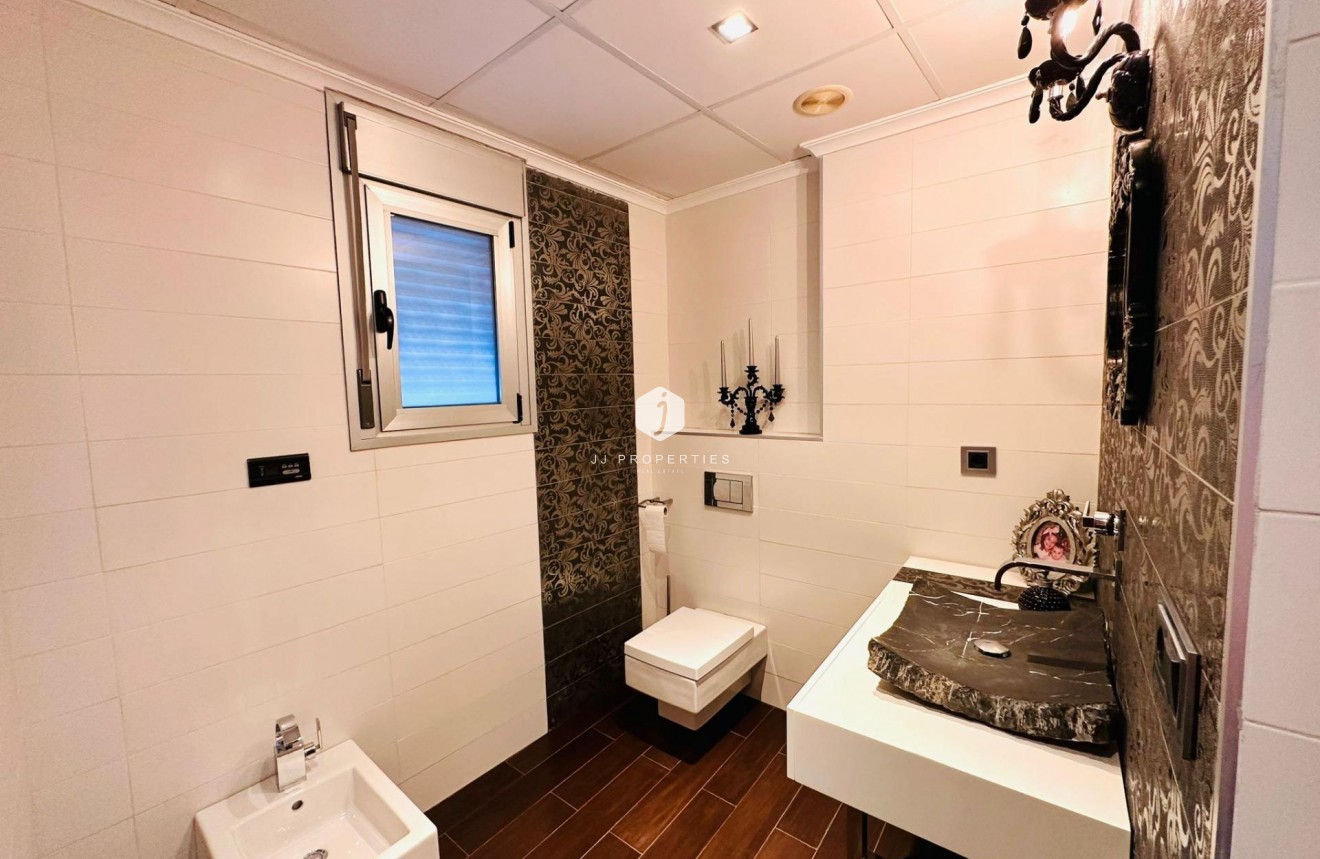 Aus zweiter Hand - Wohnung -
Torrevieja - Estacion de autobuses