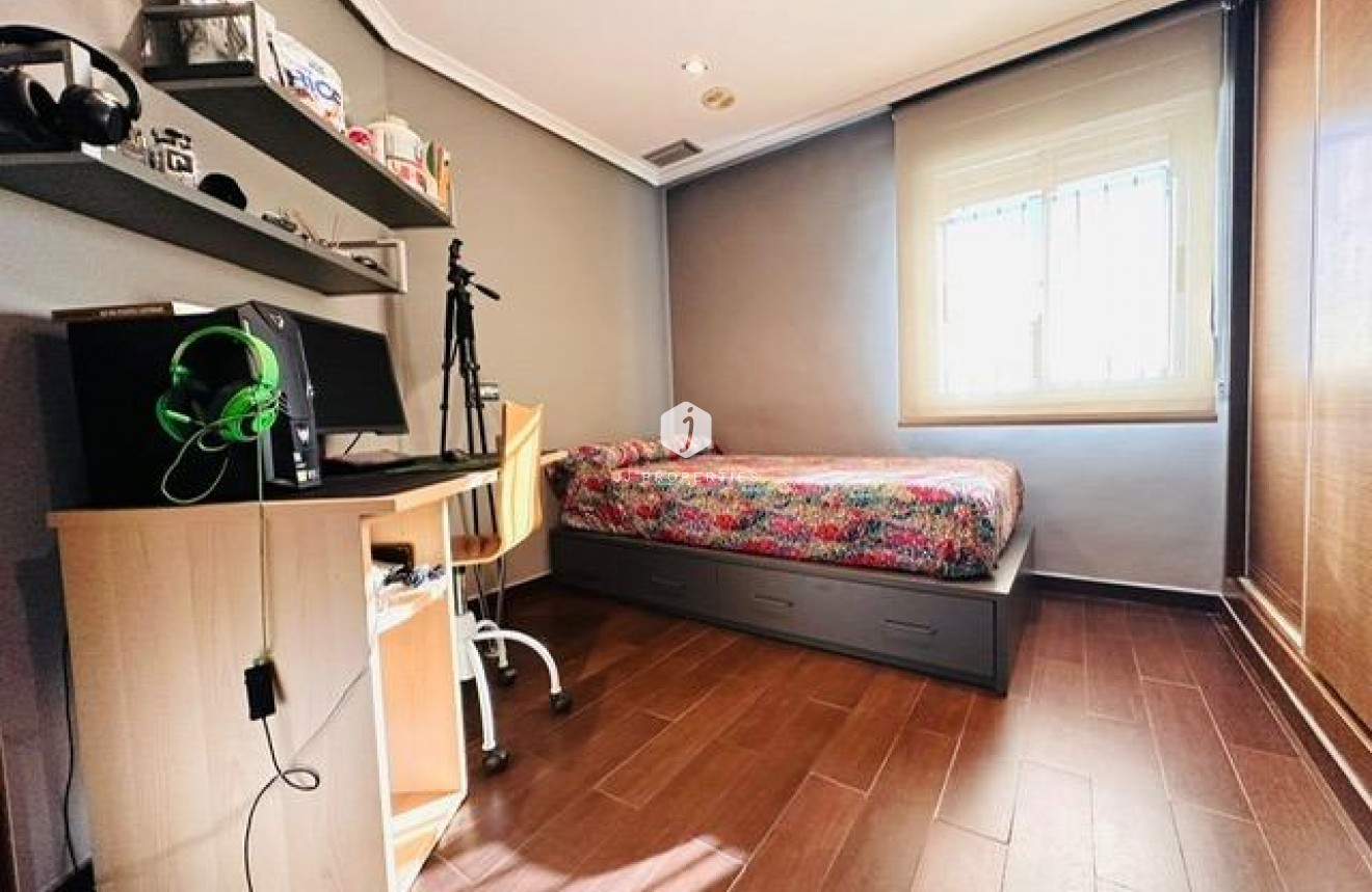 Aus zweiter Hand - Wohnung -
Torrevieja - Estacion de autobuses