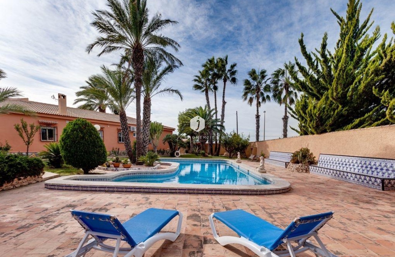 Resale - Villa -
Torrevieja - El chaparral