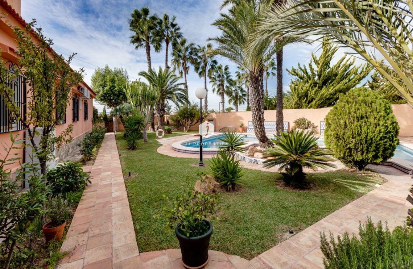 Resale - Villa -
Torrevieja - El chaparral