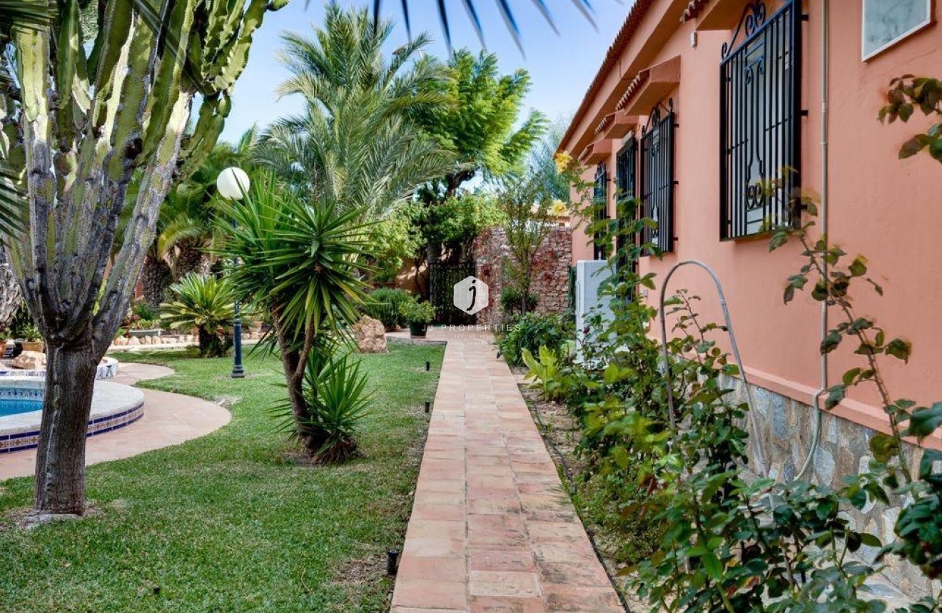 Resale - Villa -
Torrevieja - El chaparral