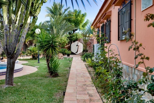 Resale - Villa -
Torrevieja - El chaparral