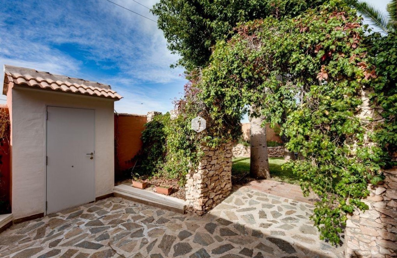 Resale - Villa -
Torrevieja - El chaparral