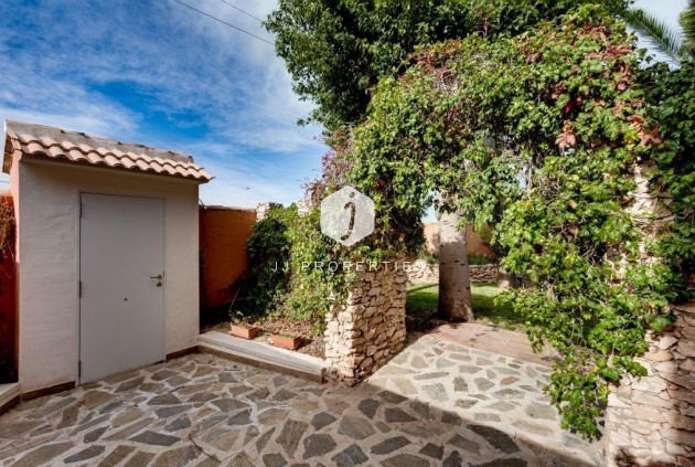 Resale - Villa -
Torrevieja - El chaparral