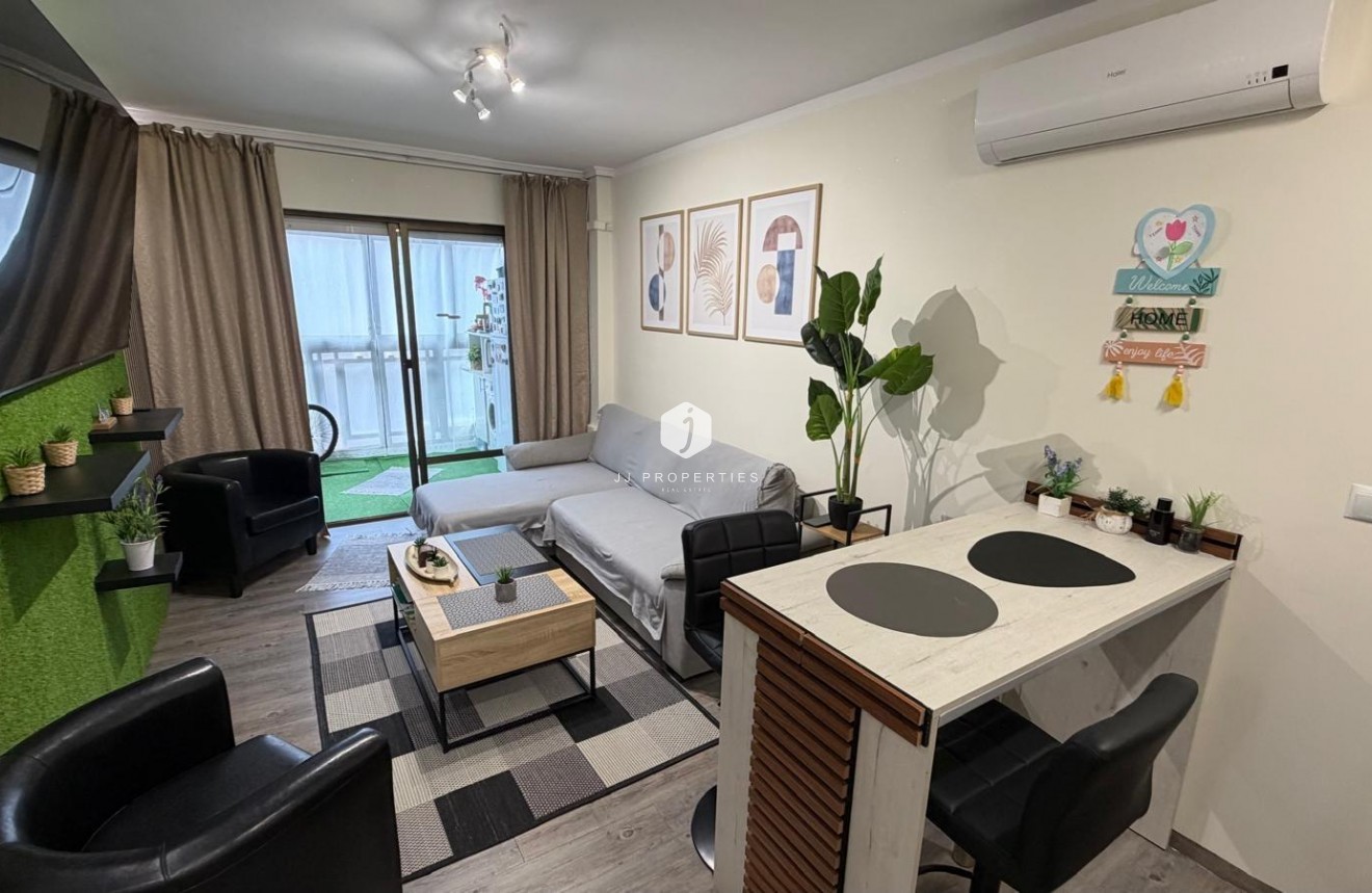 Resale - Apartment / flat -
Torrevieja - La Siesta - El Salado - Torreta